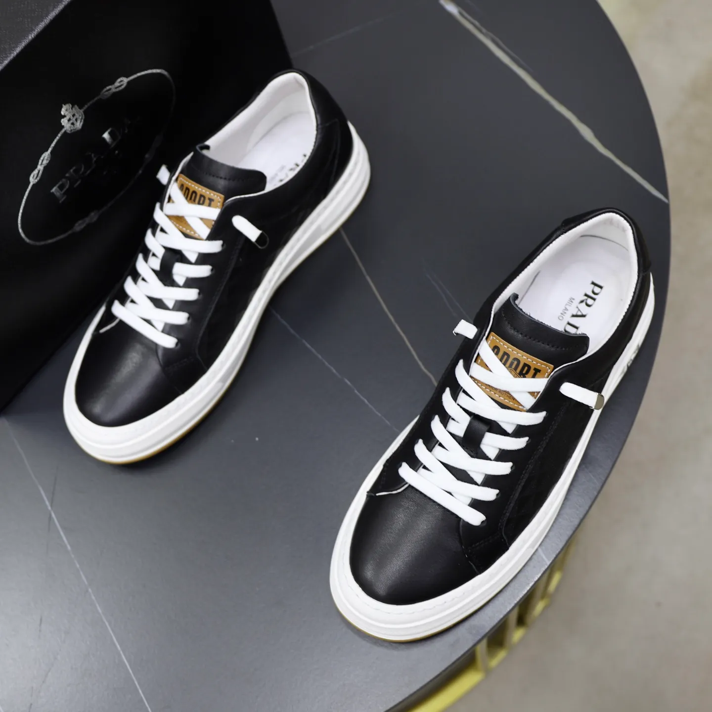 Men's shoes: 440💰🙅‍♂️🙅‍♂️🙅‍♂️ Brand: PRADA Standard code: 38–44 (45 can be customized) Level: Same as the official website Material: Original cowhide fabric Comfortable pigskin lining Lightweight and wear-resistant outsole Style category: Men's fashionable casual shoes and boots Running sneakers Distinguished luxury brand elements Top luxury Color: actual picture color